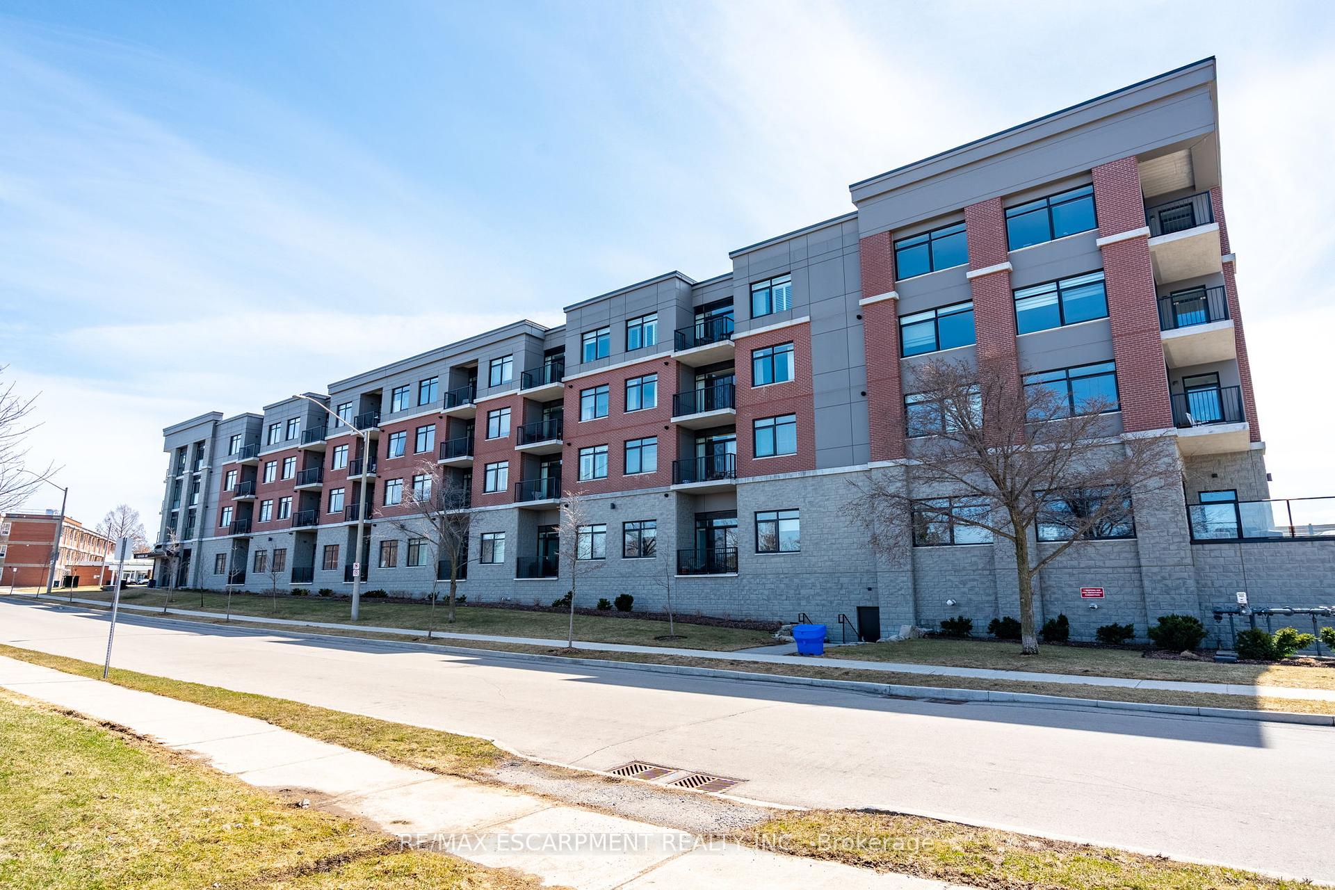 2 Bedrooms Condo at 1 Redfern, Hamilton For sale