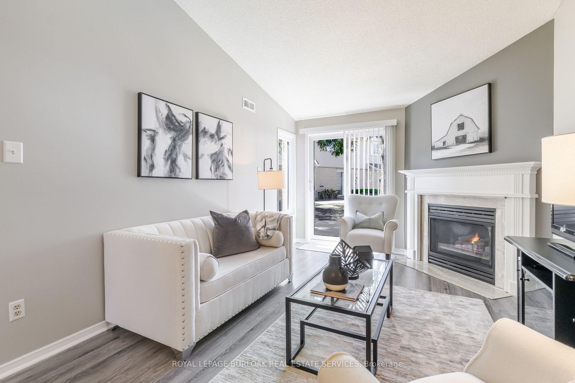 2 Bedrooms Condo at 2110 Cleaver, Burlington For sale
