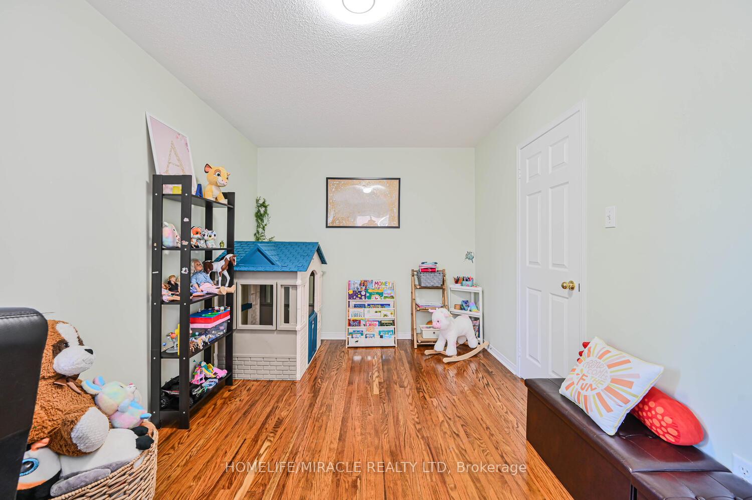 2 Bedrooms Condo at 5255 Guildwood, Mississauga For sale
