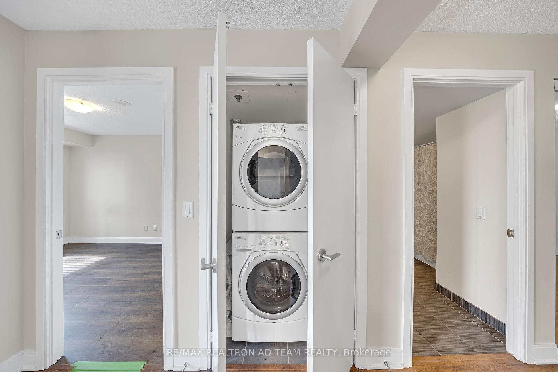 2 Bedrooms Condo at 125 Village Green, Toronto For sale