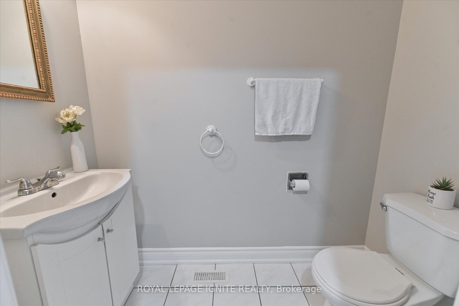 5 Bedrooms Condo at 40 Dundalk, Toronto For sale
