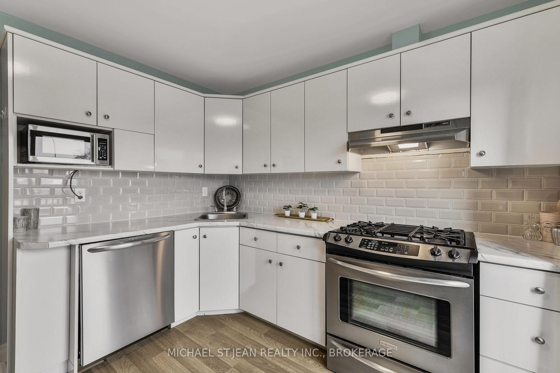 3 Bedrooms Condo at 1115 Paramount,  Hamilton For sale
