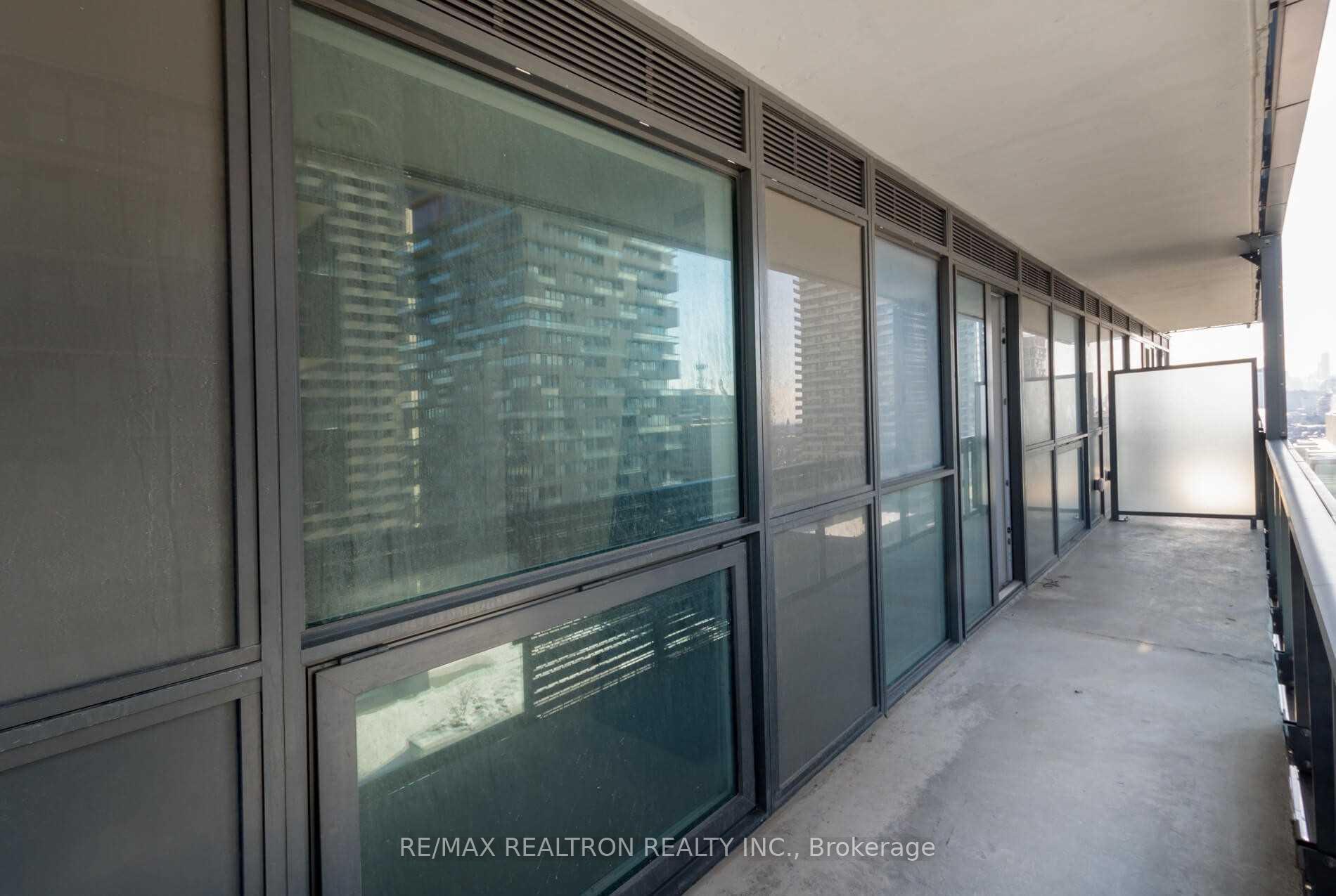 2 Bedrooms Condo at 39 Roehampton, Toronto For sale