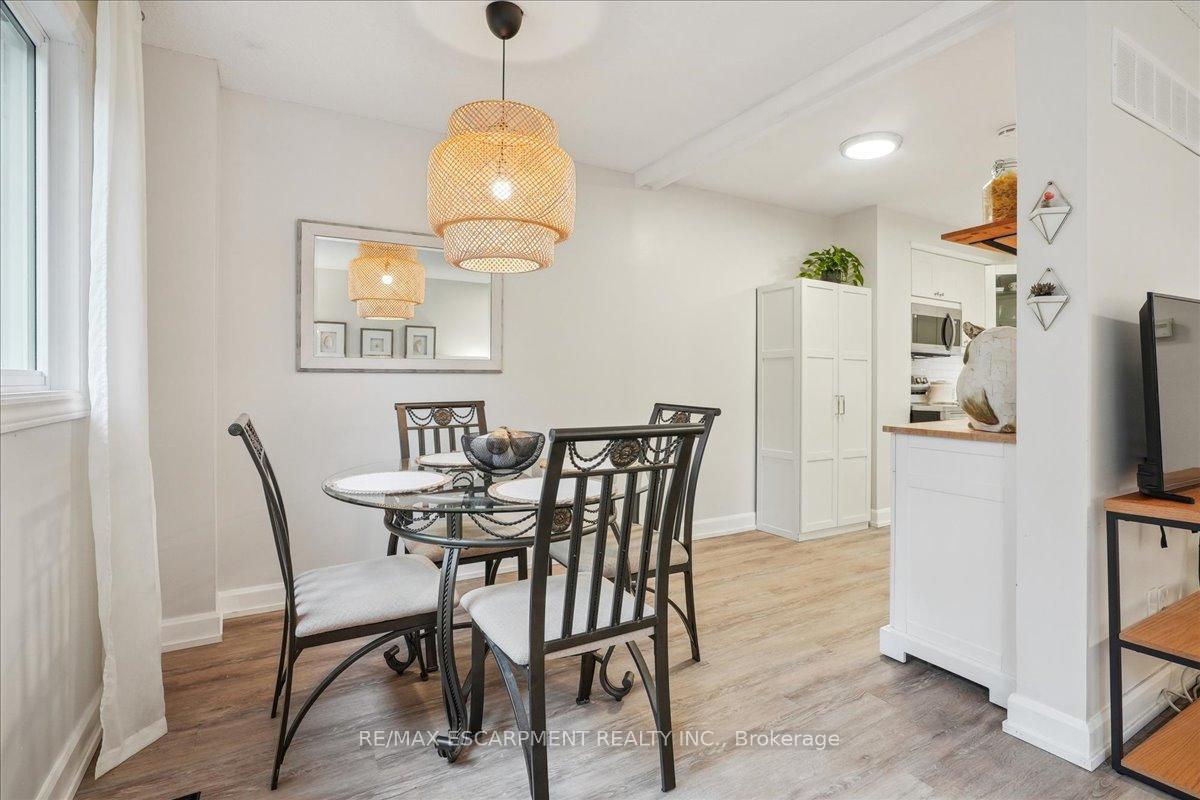 3 Bedrooms Condo at 680 Regency, Burlington For sale