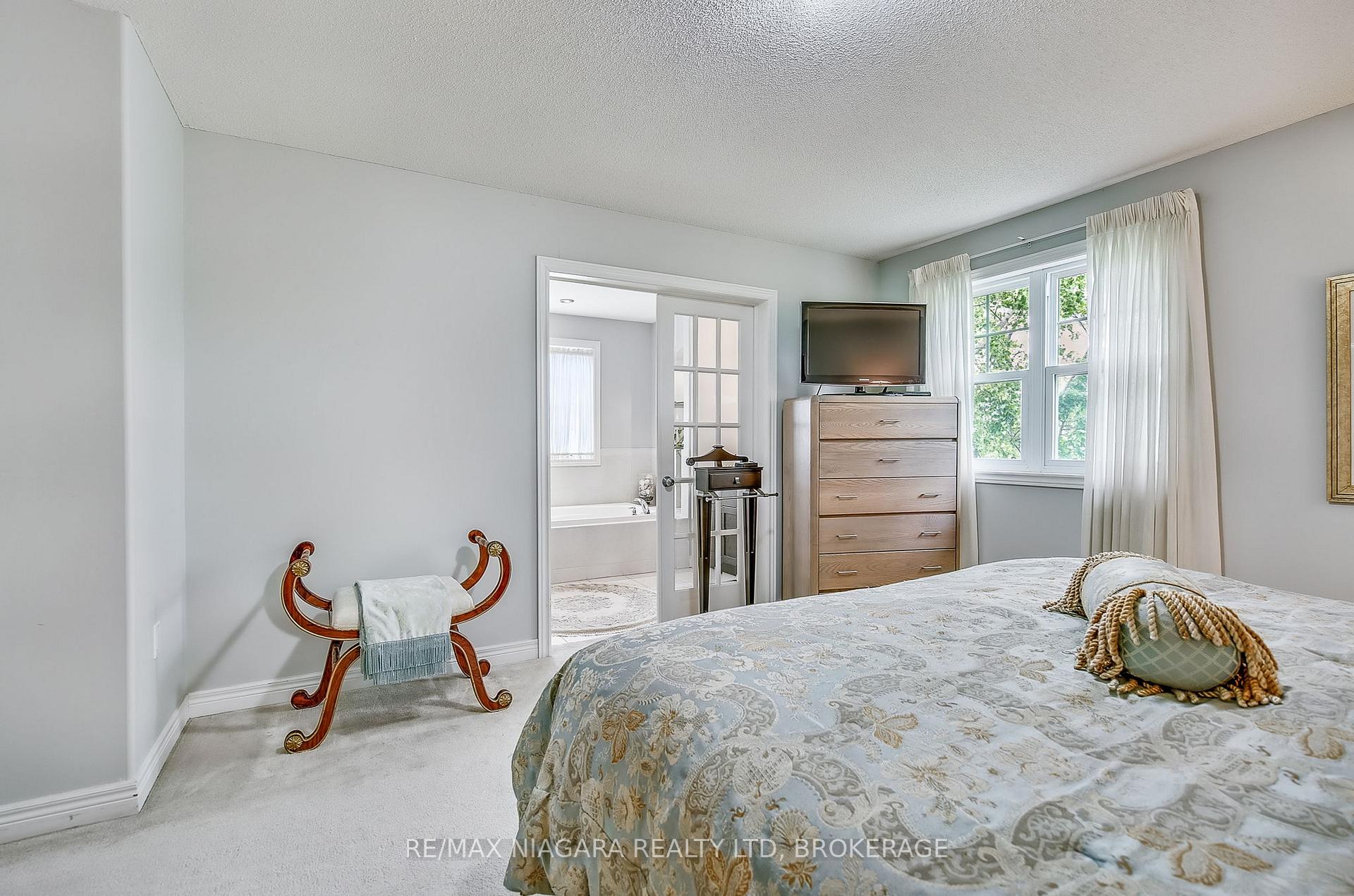 3 Bedrooms Condo at 5 Liddycoat, Hamilton For sale