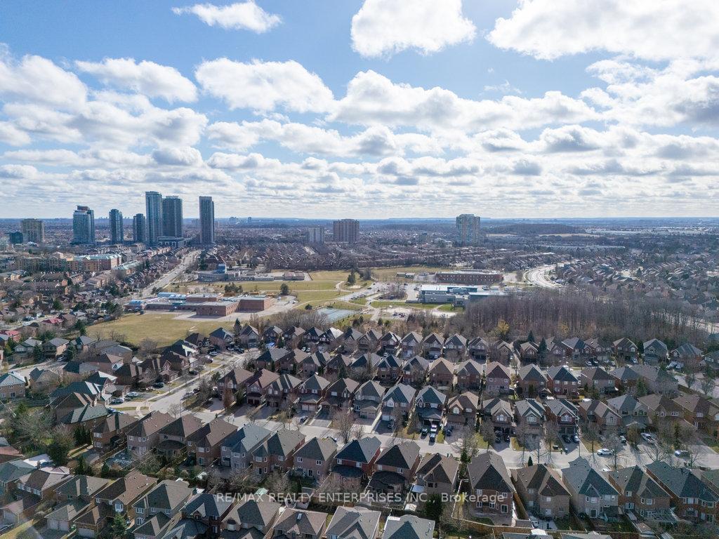 3 Bedrooms Condo at 455 Apache, Mississauga For sale