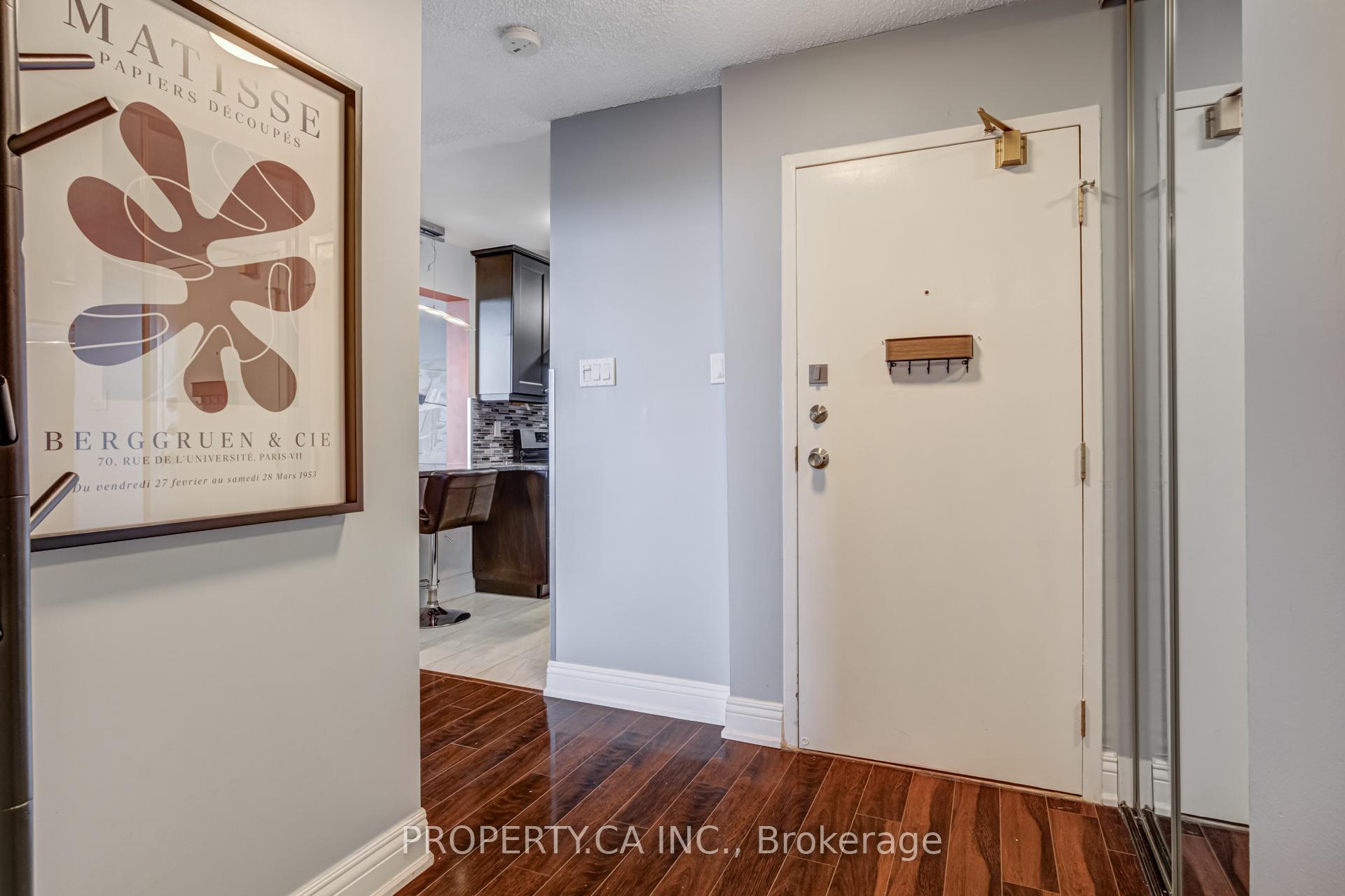 3 Bedrooms Condo at 1515 Lakeshore, Mississauga For sale