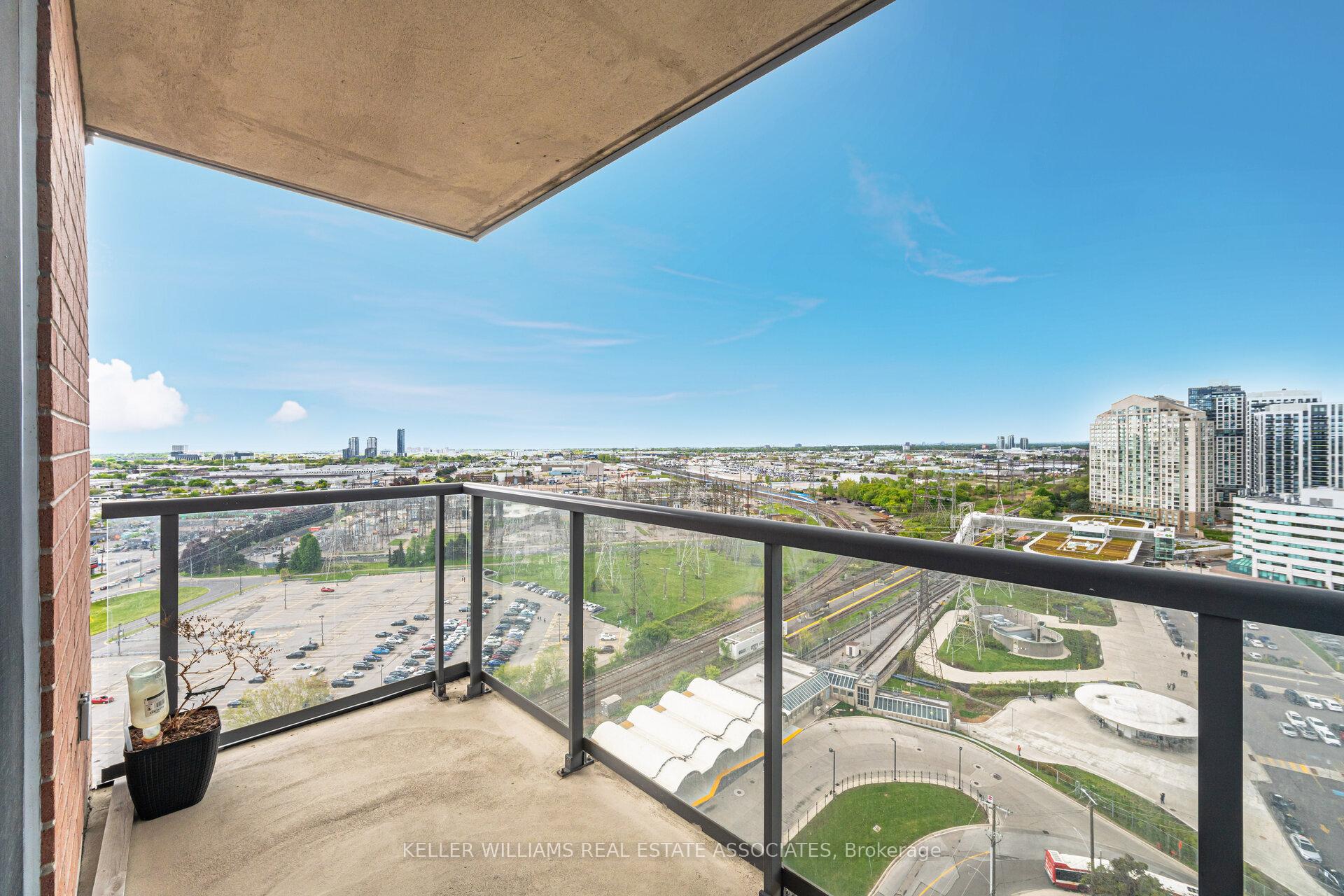 2 Bedrooms Condo at 35 Viking, Toronto For sale