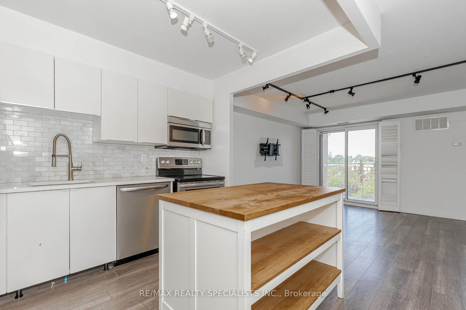 2 Bedrooms Condo at 32 Tannery, Mississauga For sale