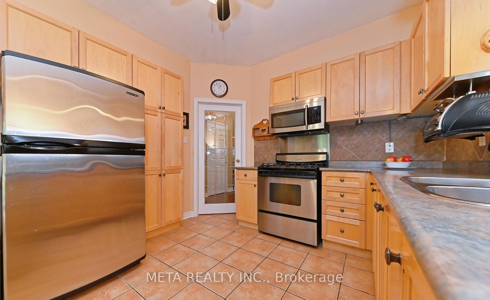 138 Van scott Drive N, #UPPER