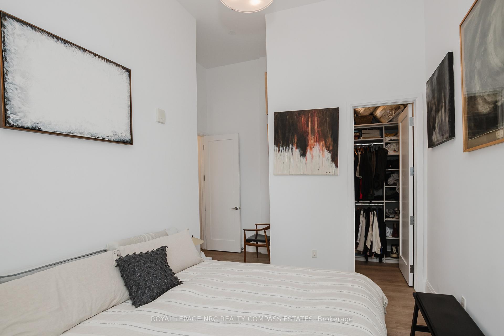 2 Bedrooms Condo at 118 King,  Hamilton For sale