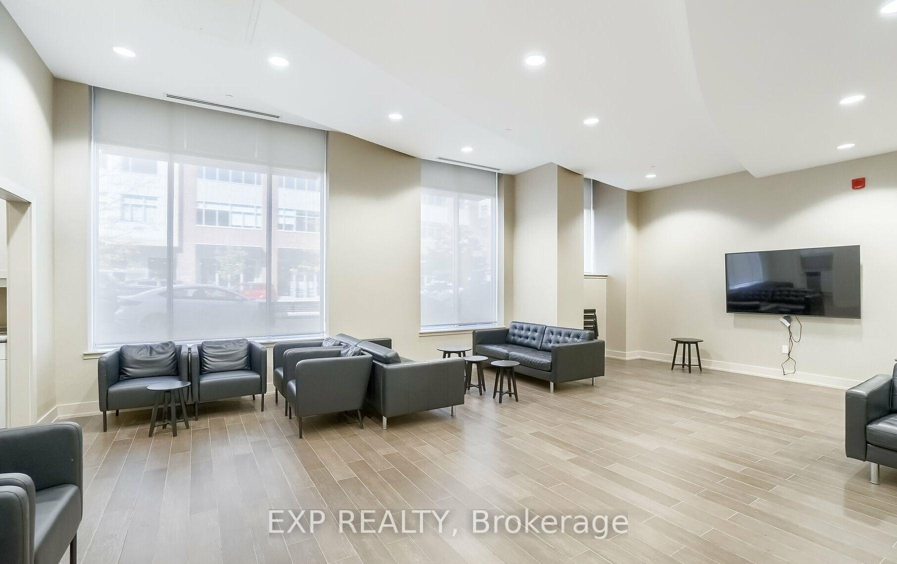 3 Bedrooms Condo at 216 Oak Park, Oakville For sale