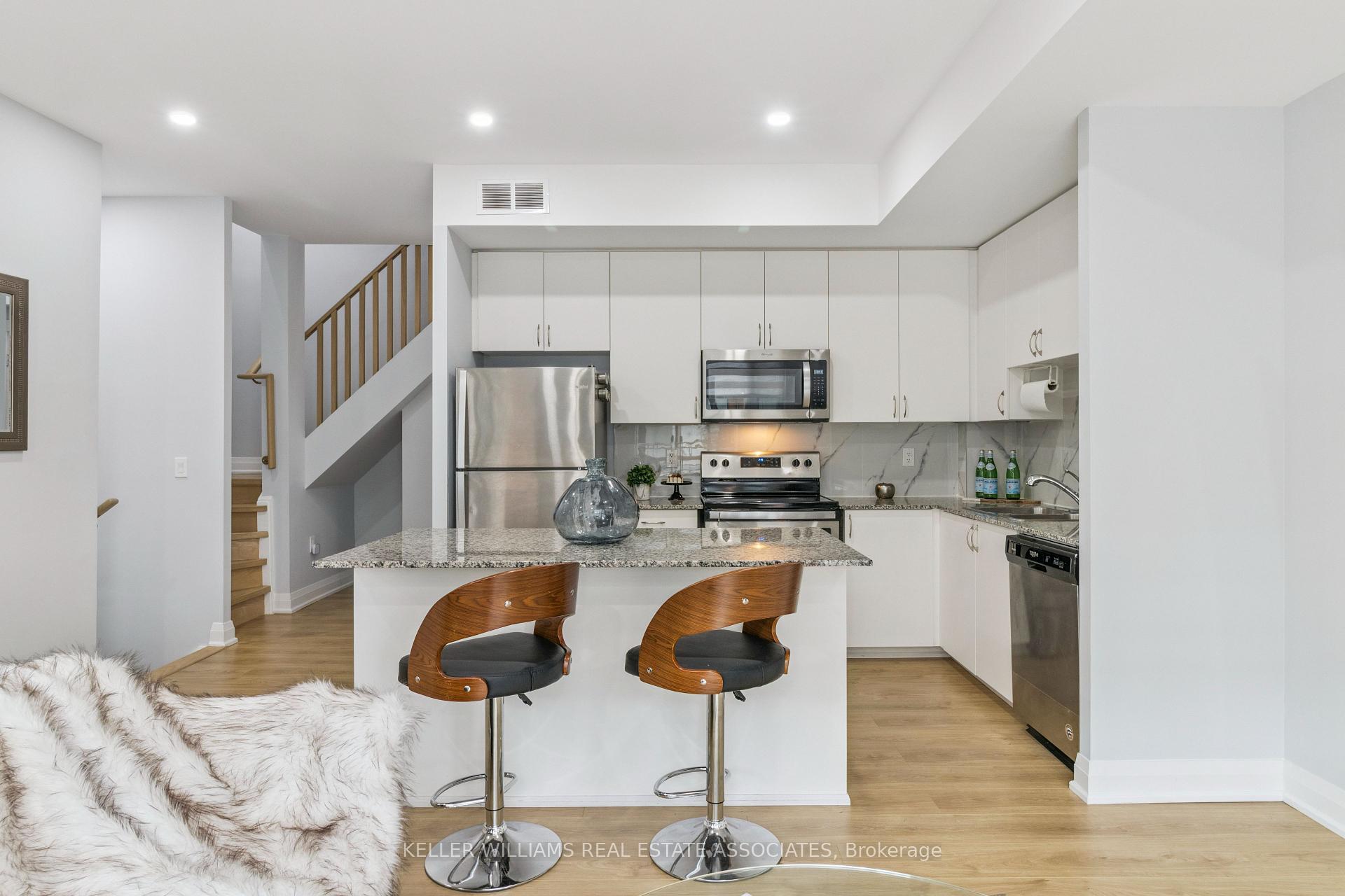 2 Bedrooms Condo at 5289 Highway 7, Vaughan For sale