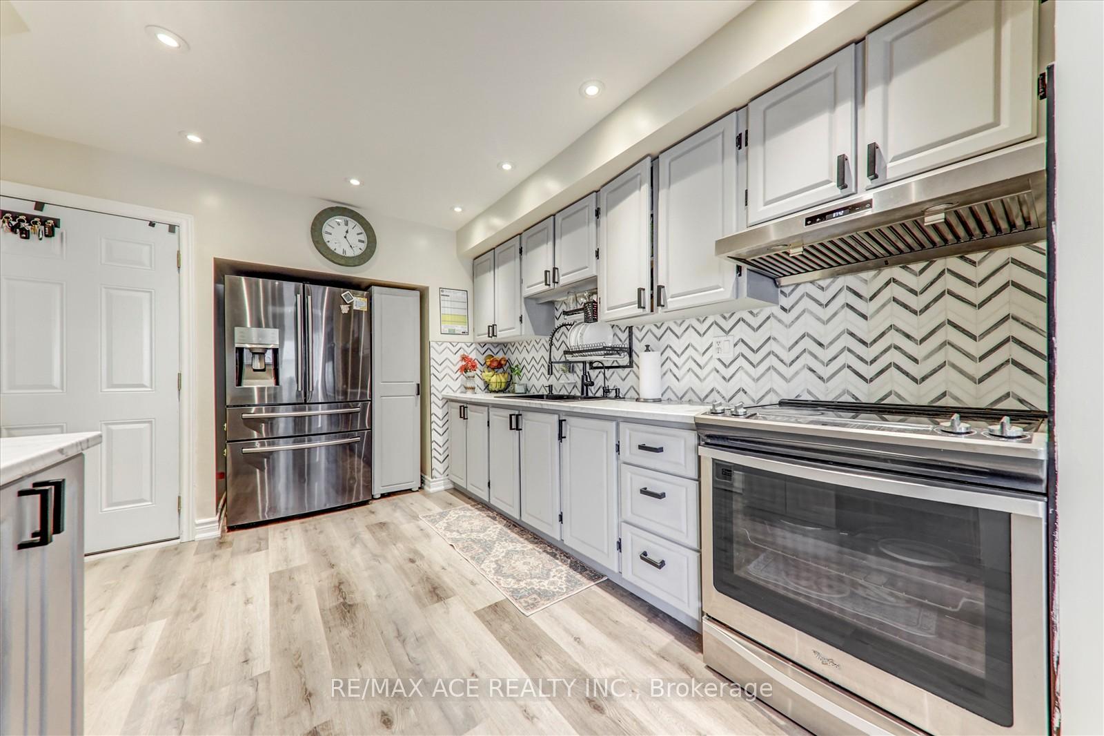 3 Bedrooms Condo at 82 St. Andrews, Hamilton For sale
