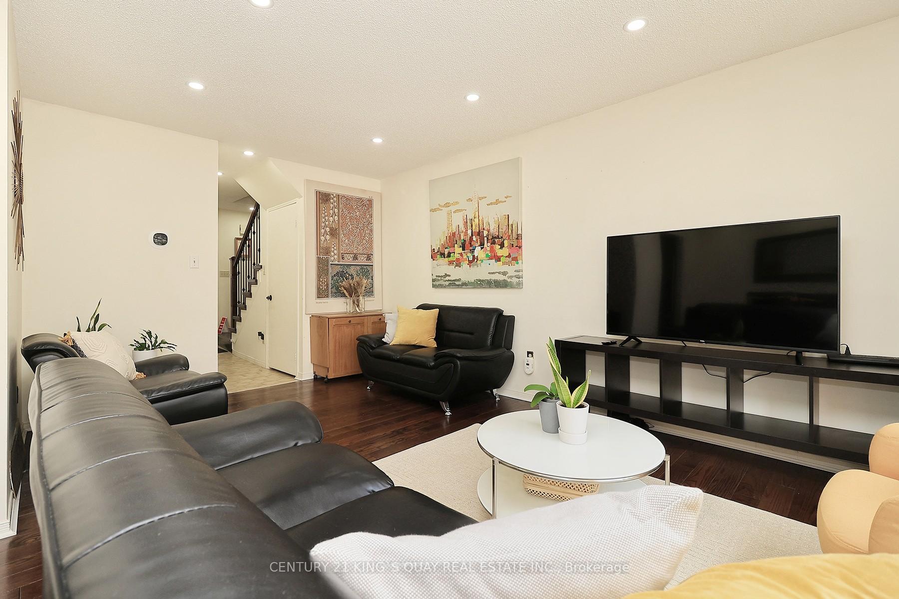 4 Bedrooms Condo at 25 Whitecap, Toronto For sale