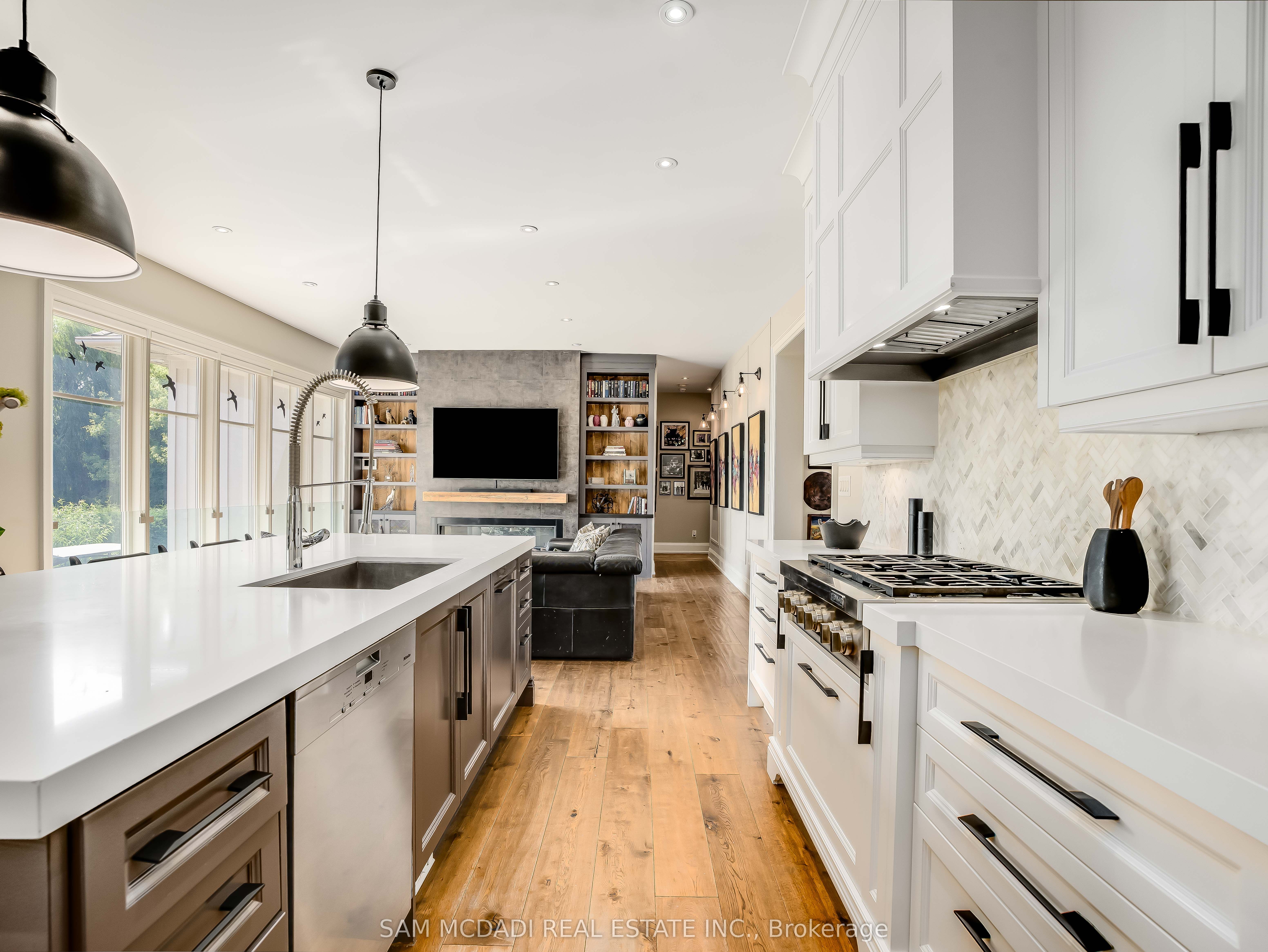 4086 Hickory Drive, Mississauga, ON L4W 1K9