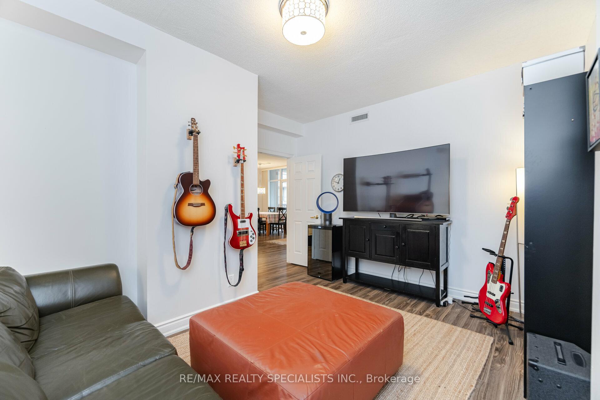 3 Bedrooms Condo at 399 Elizabeth, Burlington For sale