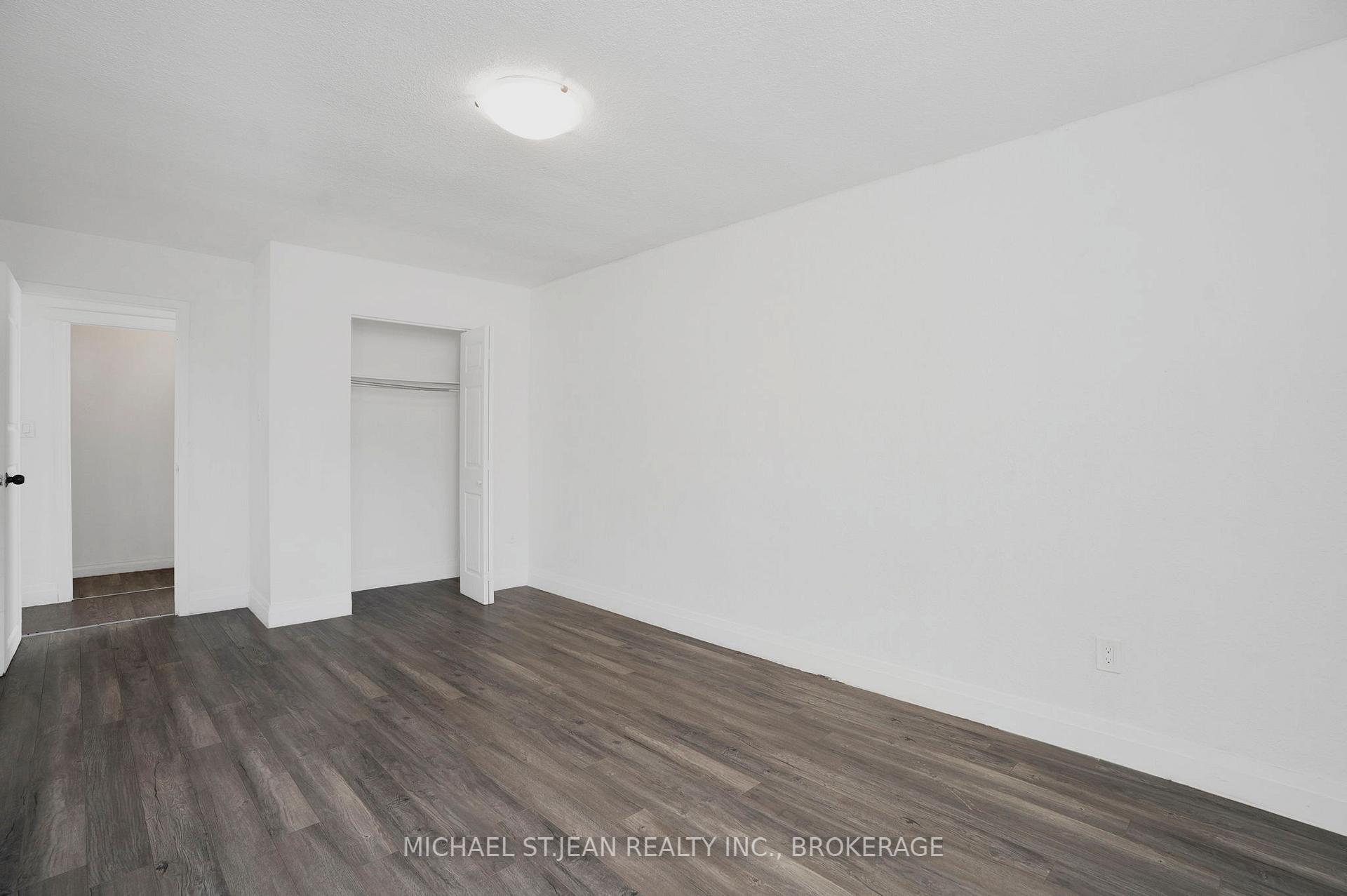 3 Bedrooms Condo at 15 Albright,  Hamilton For sale