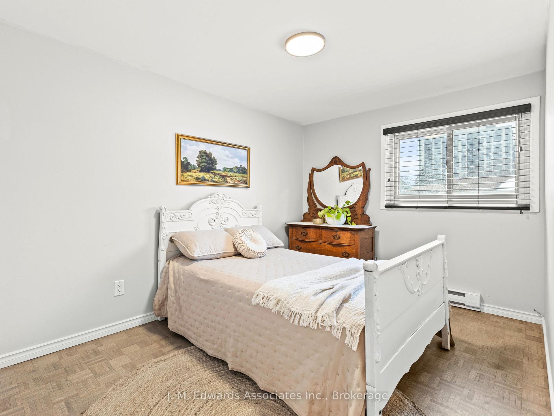 3 Bedrooms Condo at 61 Sarah,  Oakville For sale