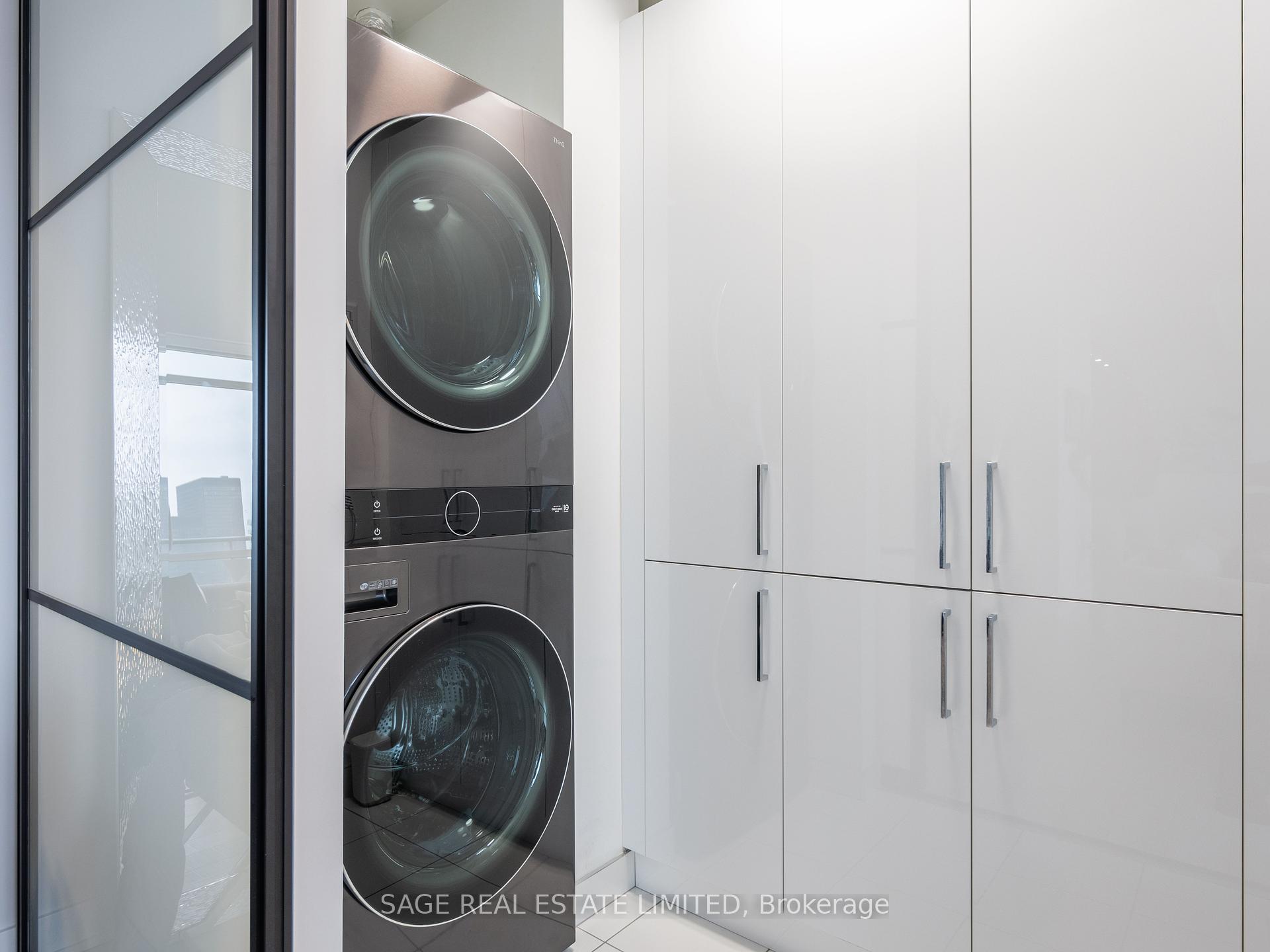 2 Bedrooms Condo at 290 Adelaide, Toronto For sale