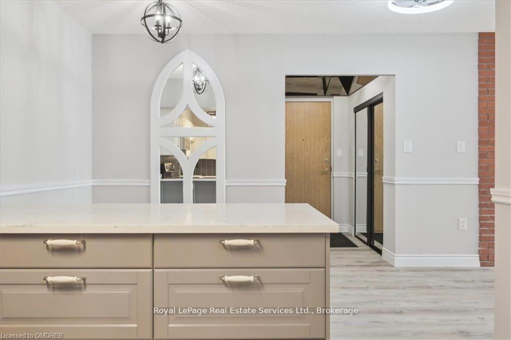 2 Bedrooms Condo at 162 REYNOLDS,  Oakville For sale