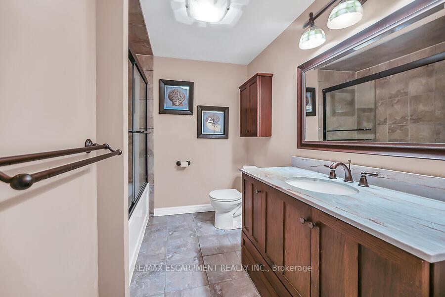 3 Bedrooms Condo at 1115 Paramount, Hamilton For sale