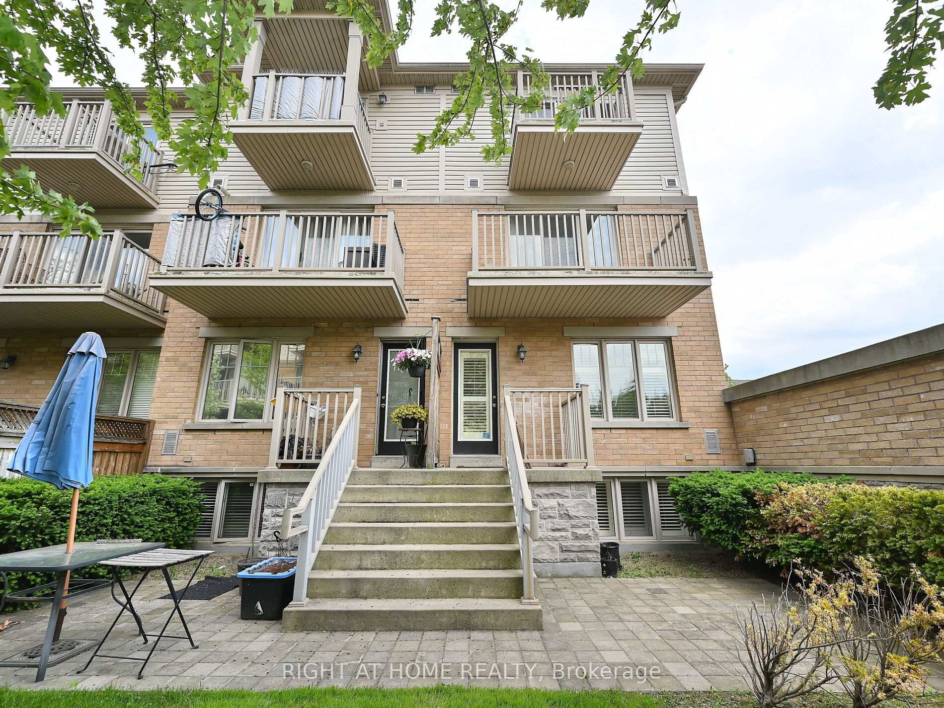 2 Bedrooms Condo at 3250 Bentley, Mississauga For sale