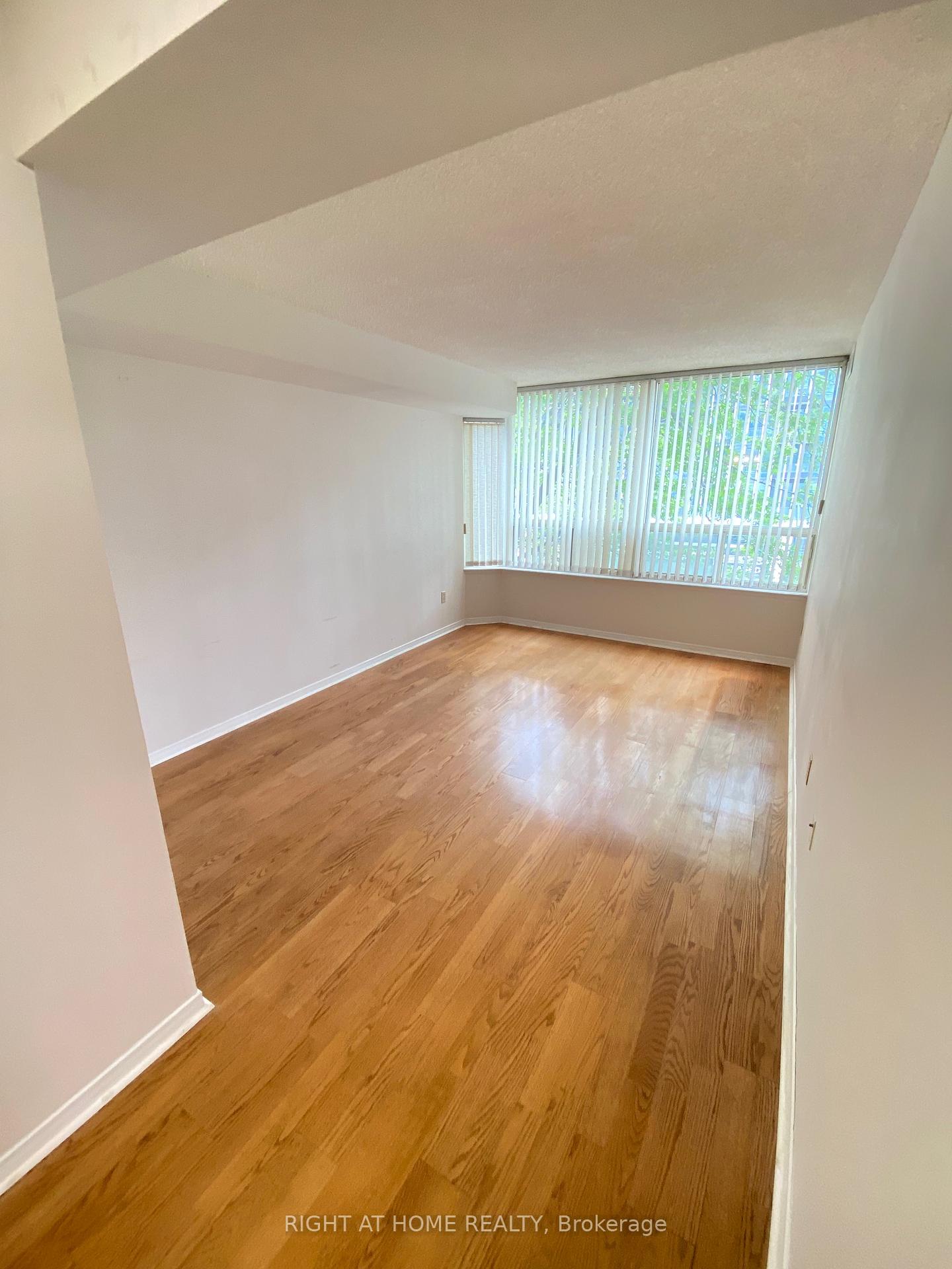 3 Bedrooms Condo at 330 Rathburn, Mississauga For sale