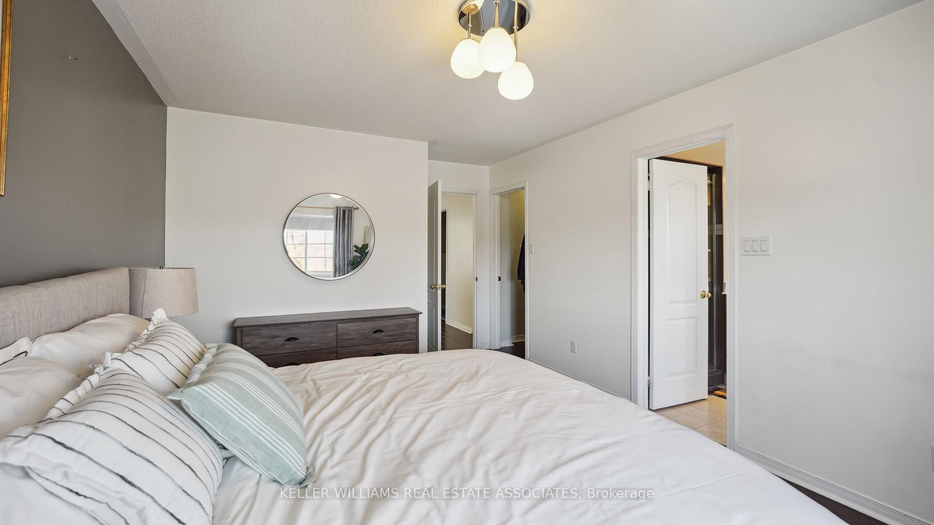 3 Bedrooms Condo at 6399 Spinnaker, Mississauga For sale