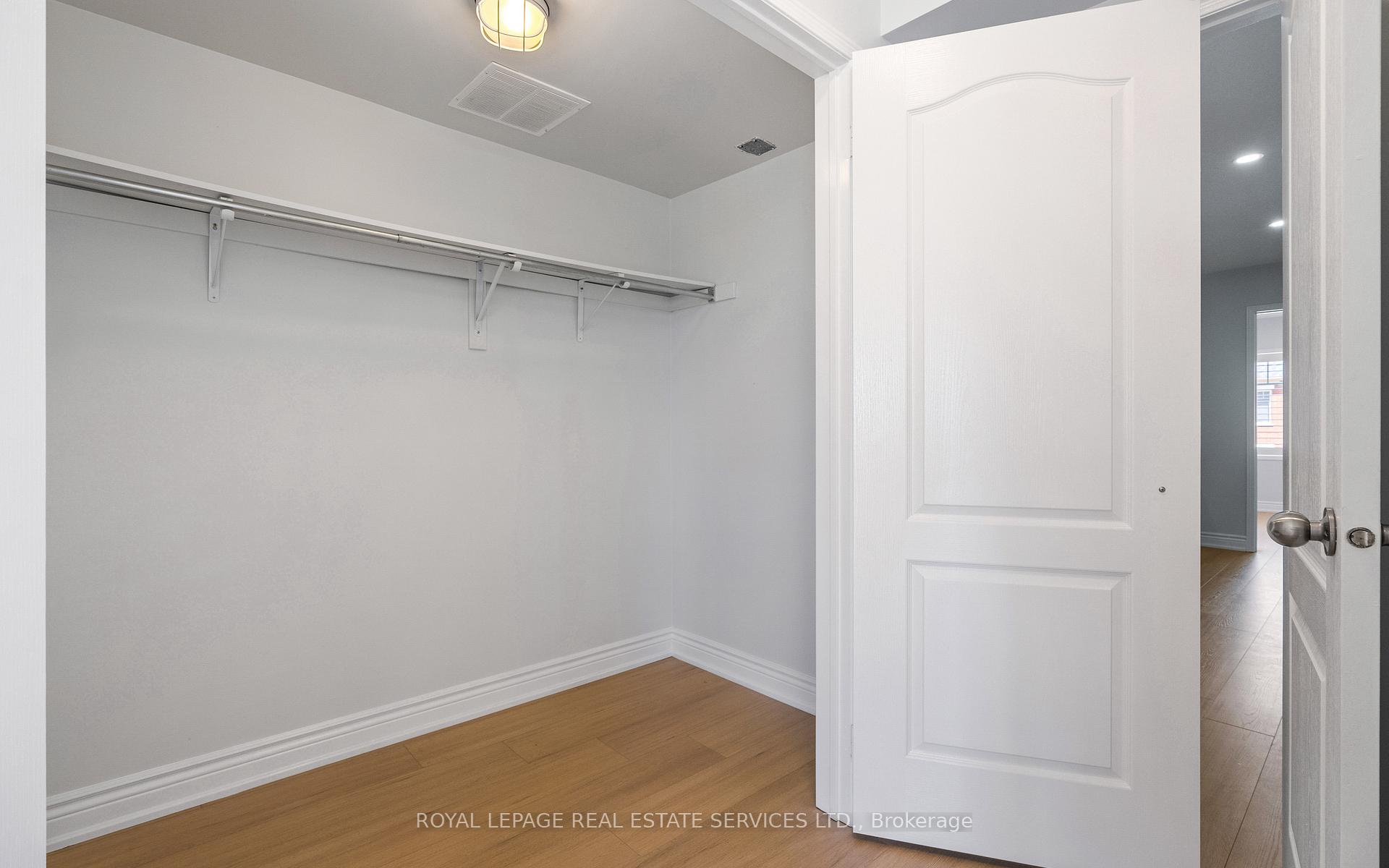 4 Bedrooms Condo at 5025 Ninth, Mississauga For sale