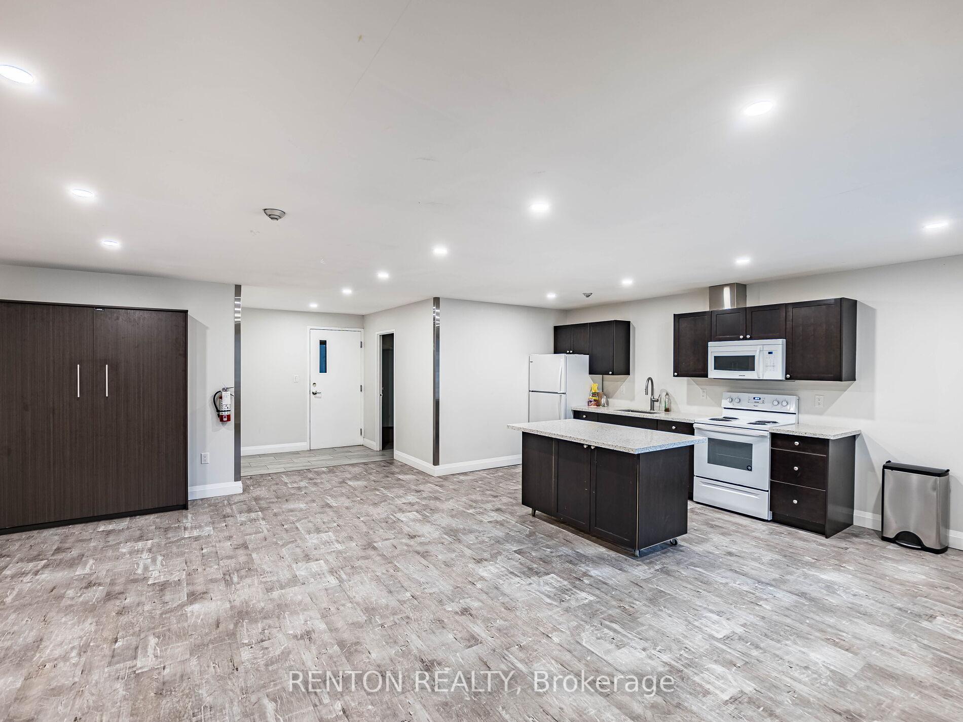 2 Bedrooms Condo at 6720 Glen Erin,  Mississauga For sale