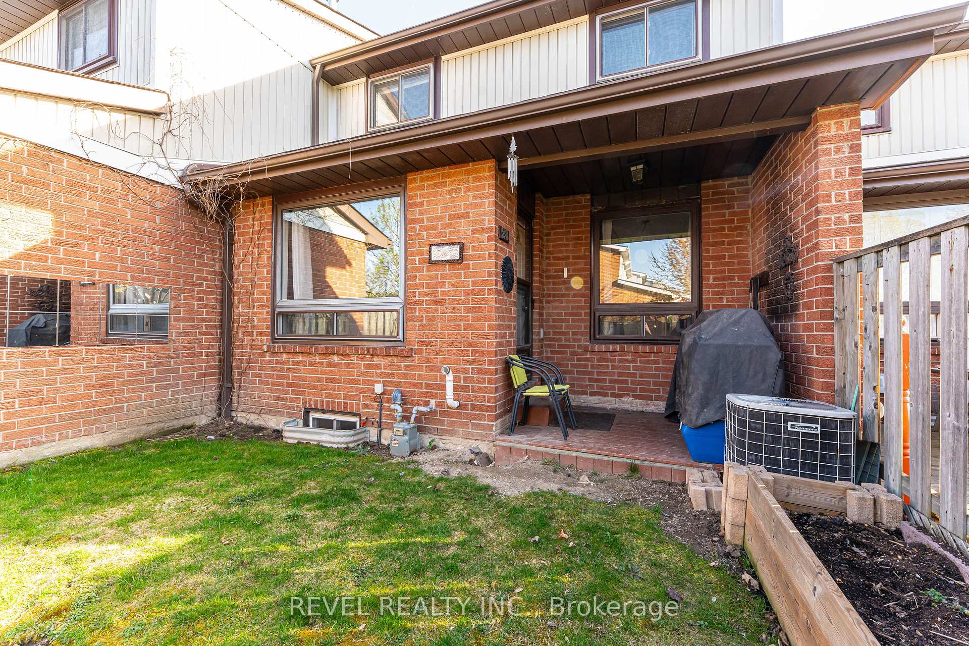3 Bedrooms Condo at 25 Redbury,  Hamilton For sale