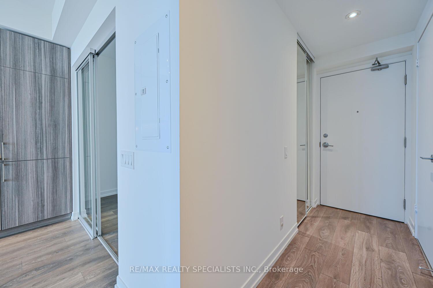 2 Bedrooms Condo at 5 BUTTERMILL, Vaughan For sale