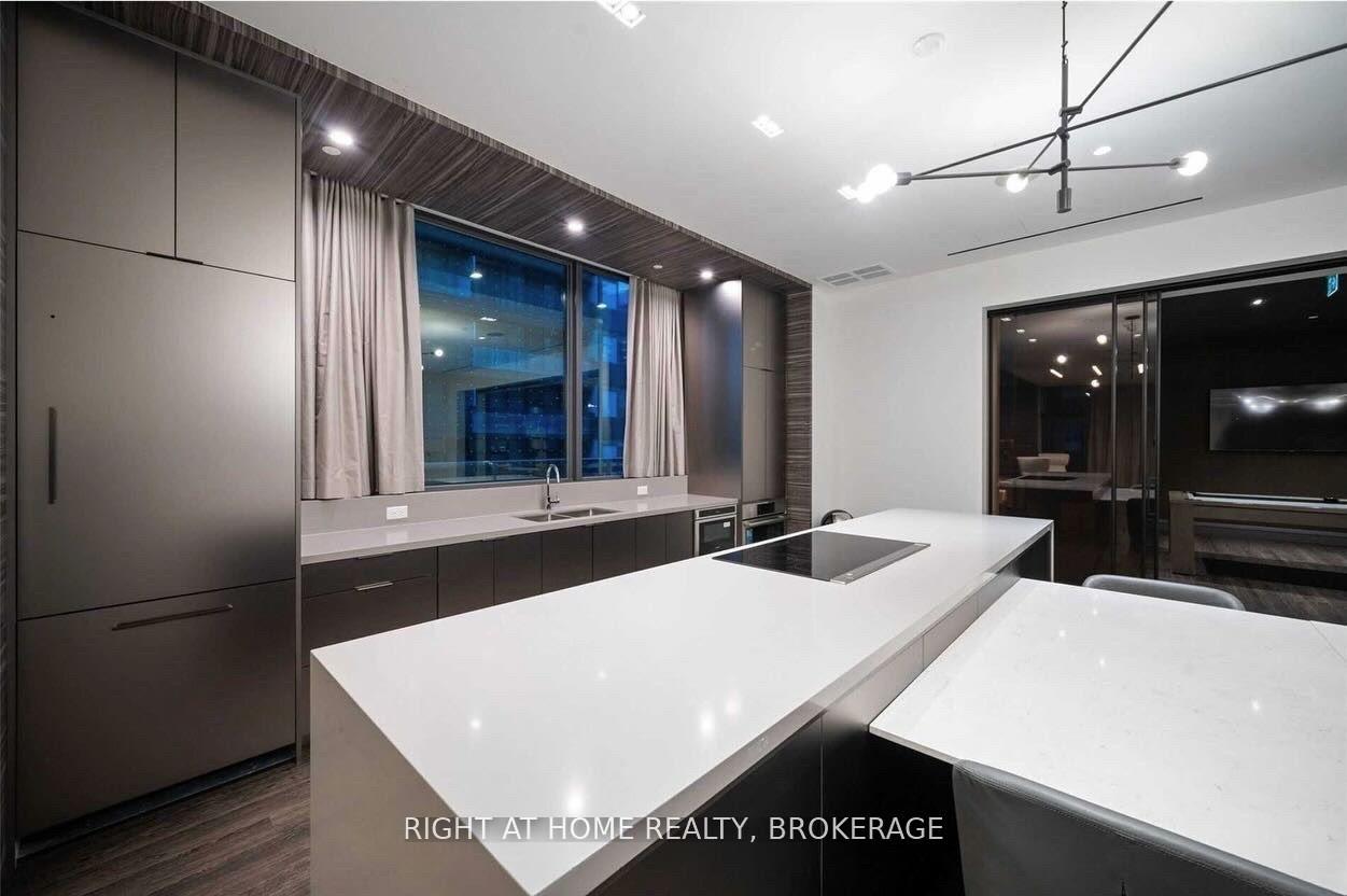 2 Bedrooms Condo at 39 Roehampton, Toronto For sale