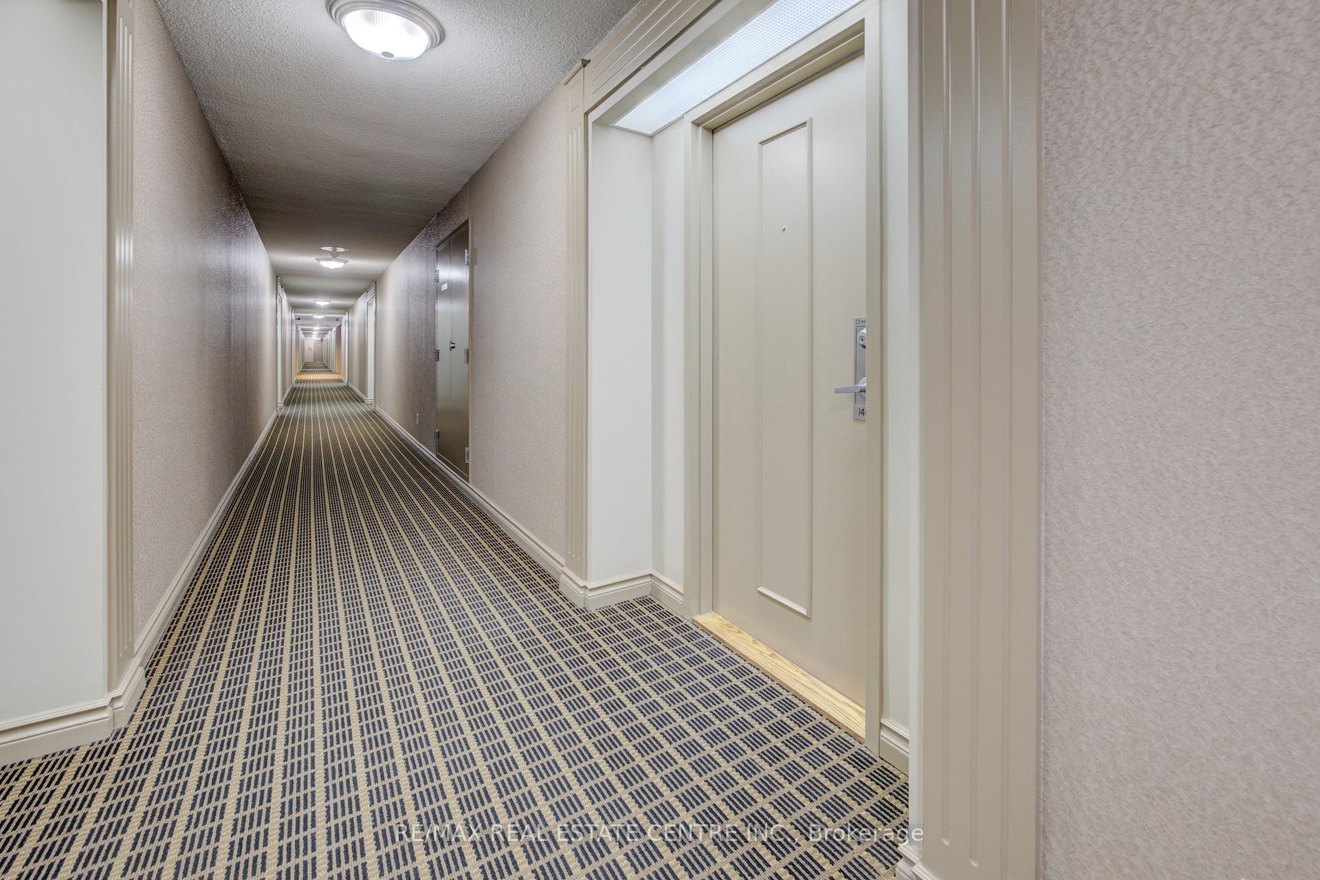 2 Bedrooms Condo at 135 Hillcrest, Mississauga For sale
