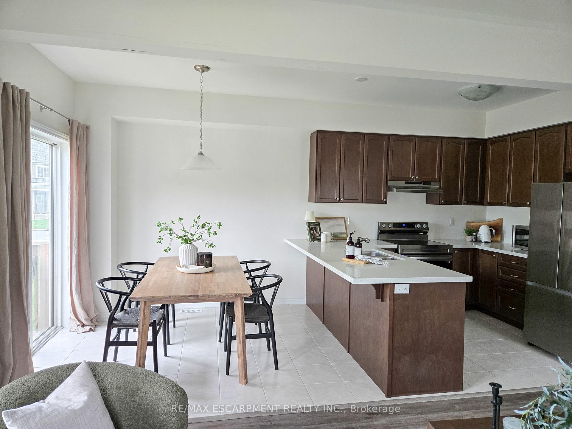 3 Bedrooms Condo at 305 Garner, Hamilton For sale
