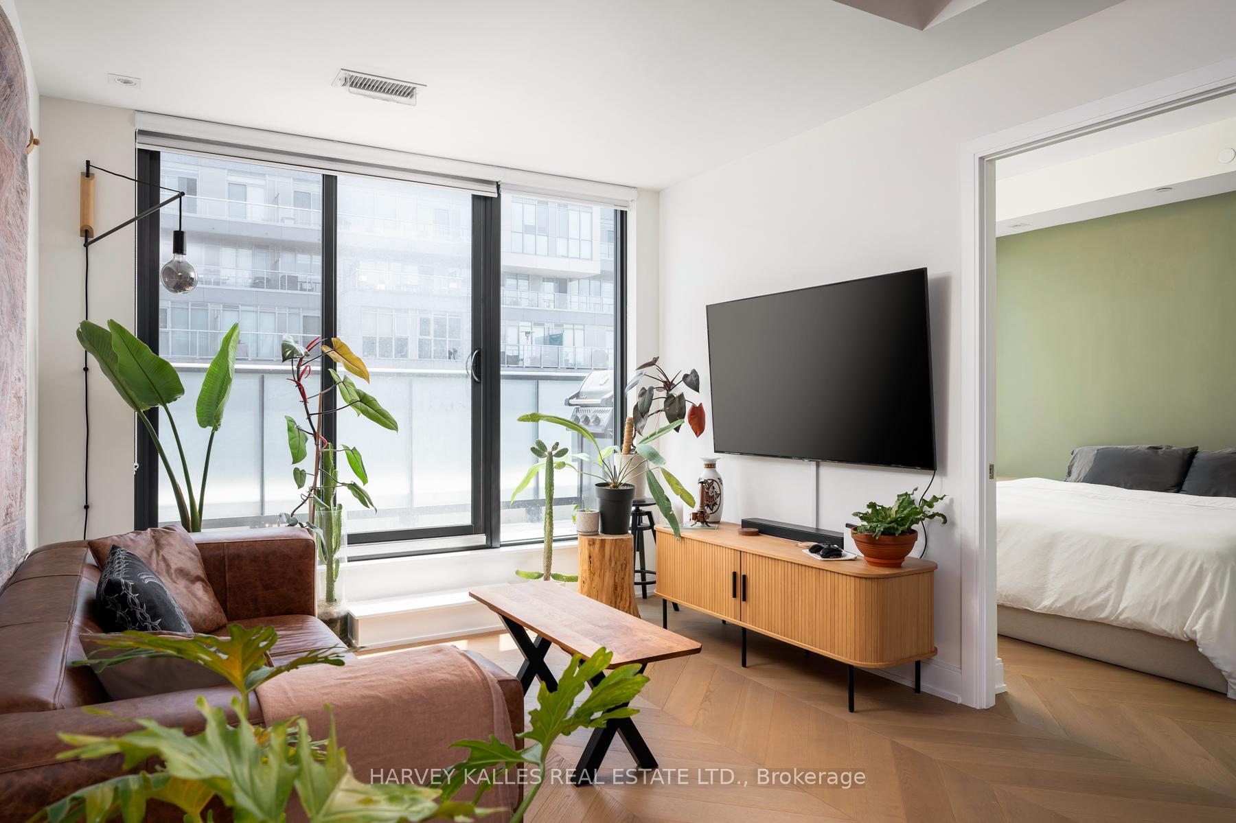 840 St Clair Avenue W 708