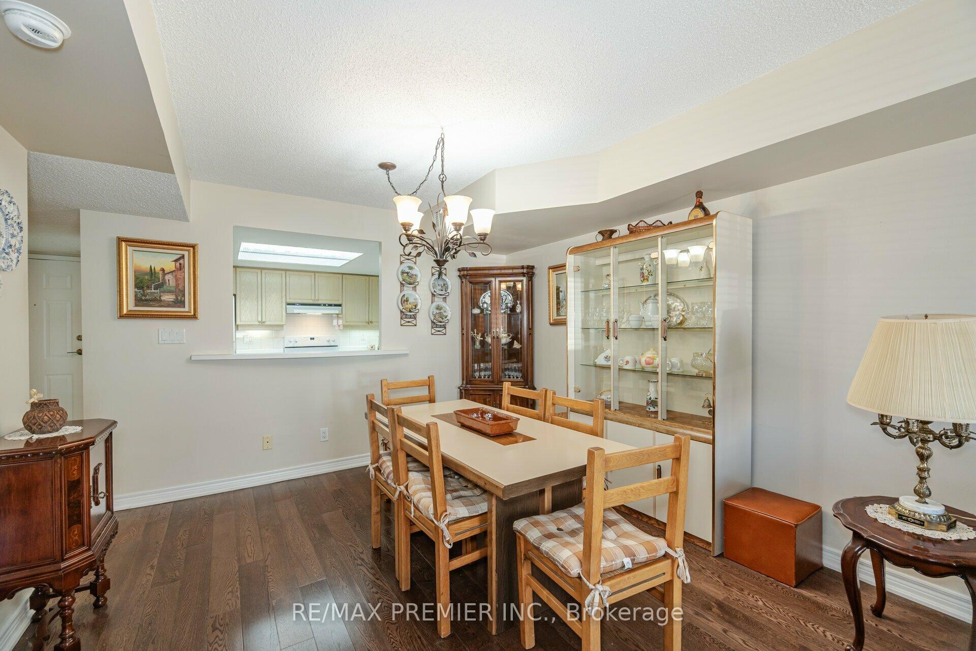 2 Bedrooms Condo at 121 Woodbridge,  Vaughan For sale