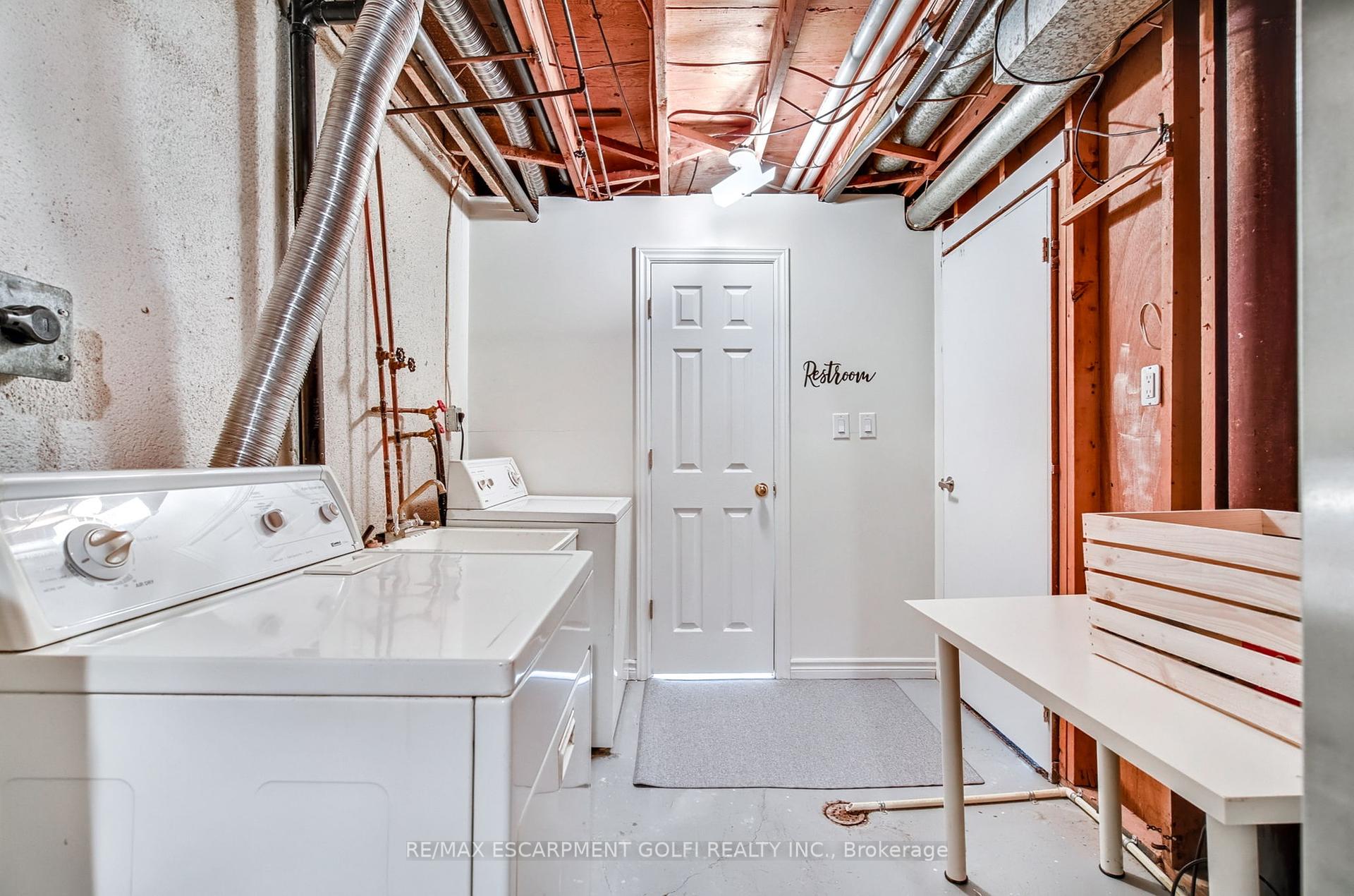4 Bedrooms Condo at 3041 Glencrest,  Burlington For sale