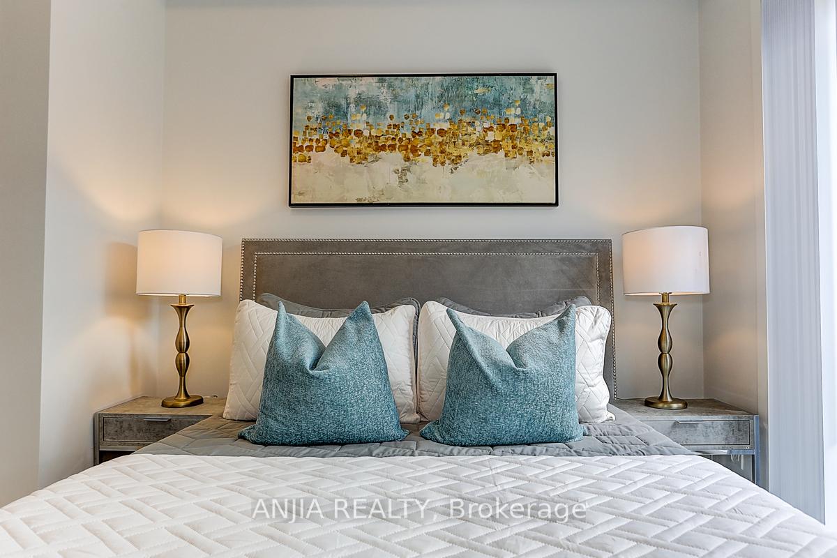 2 Bedrooms Condo at 5 William Jackson, Toronto For sale