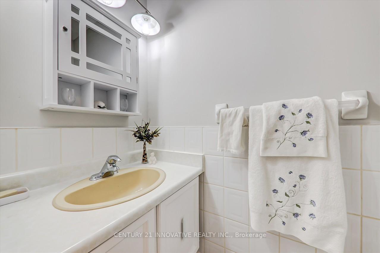 4 Bedrooms Condo at 100 Burrows Hall,  Toronto For sale