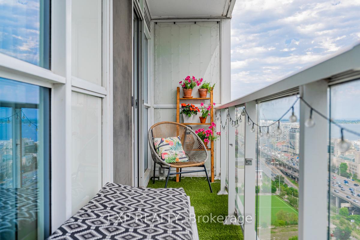 2 Bedrooms Condo at 85 Queens Wharf, Toronto For sale
