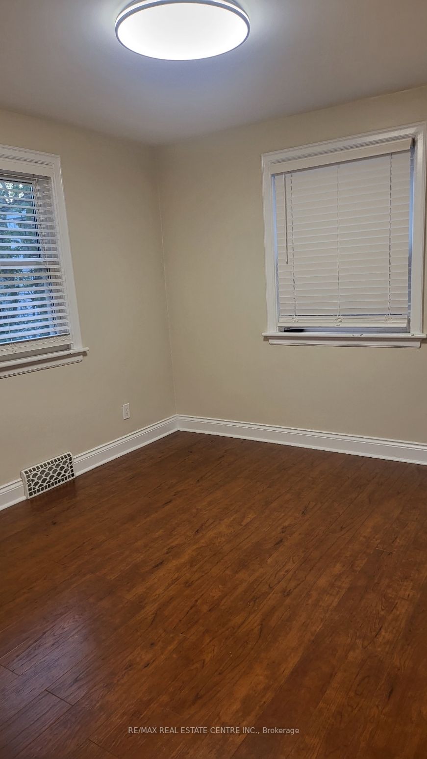 27 Hollywood Street N