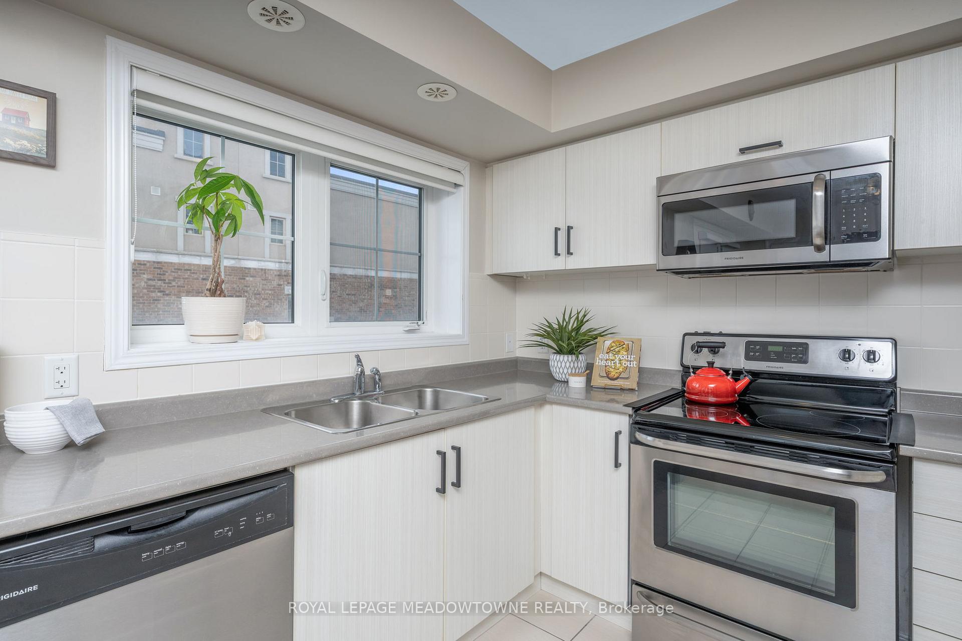 3 Bedrooms Condo at 2441 Greenwich, Oakville For sale