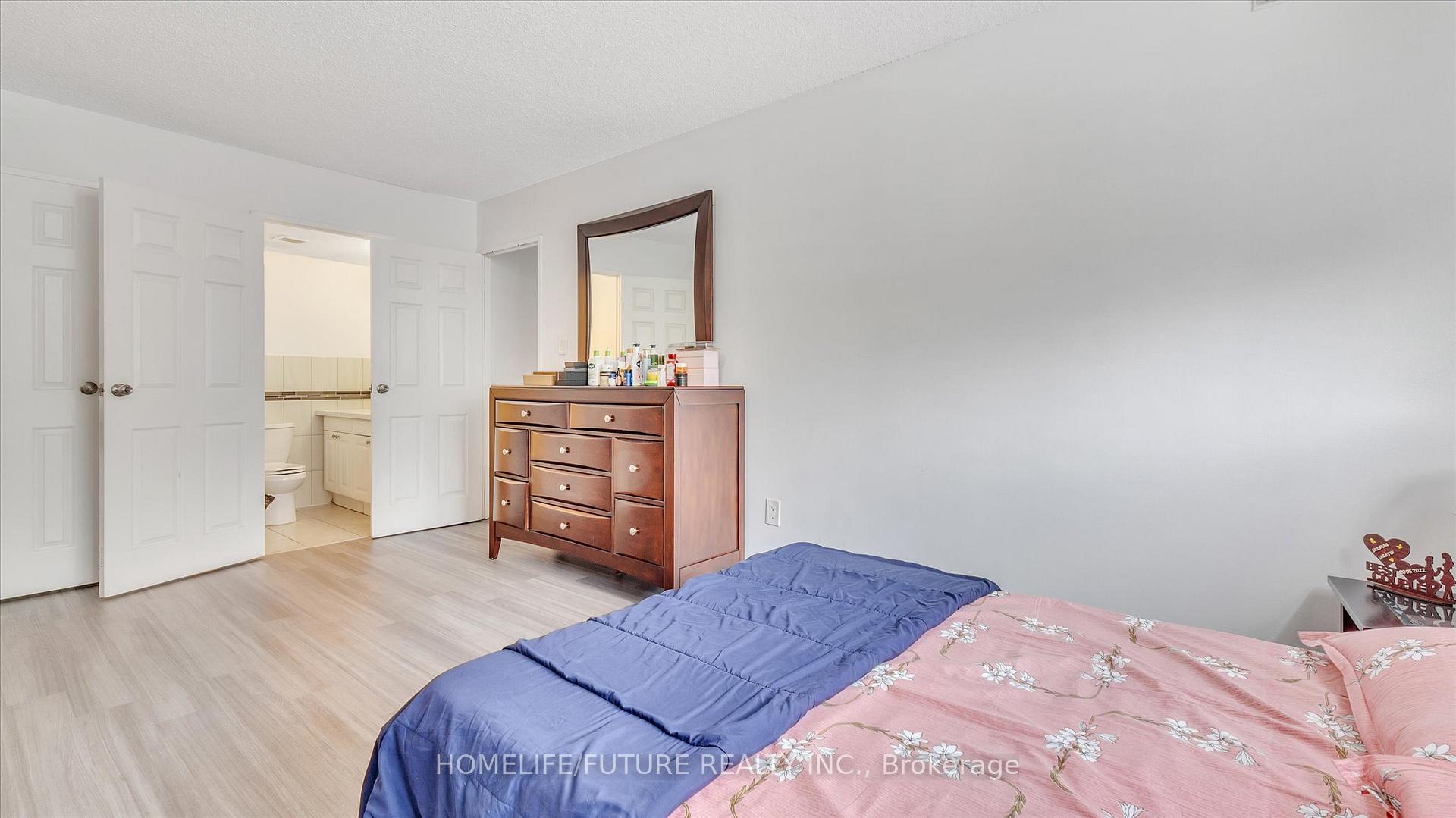 2 Bedrooms Condo at 10 Stonehill, Toronto For sale