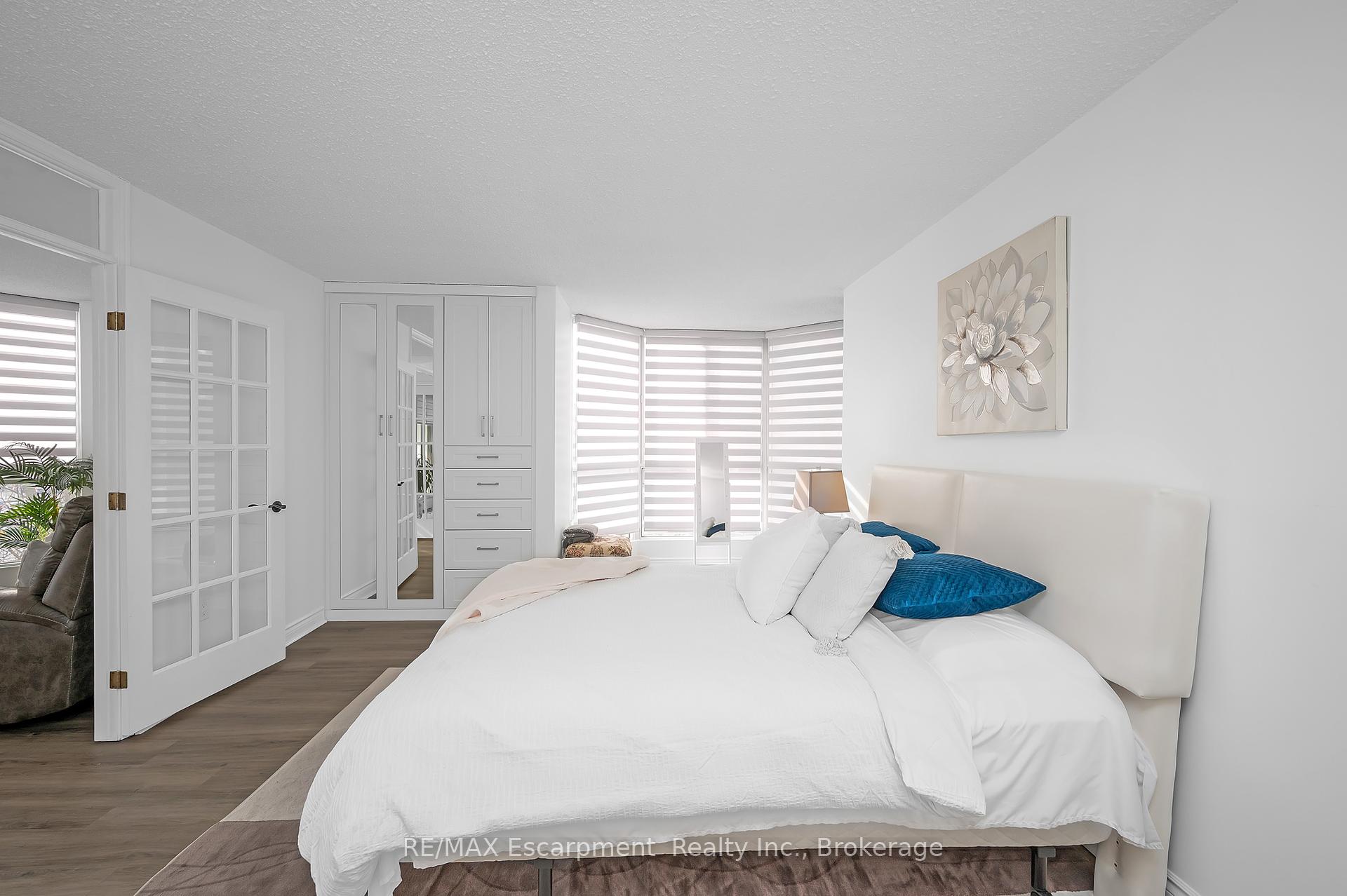 3 Bedrooms Condo at 1237 North Shore, Burlington For sale