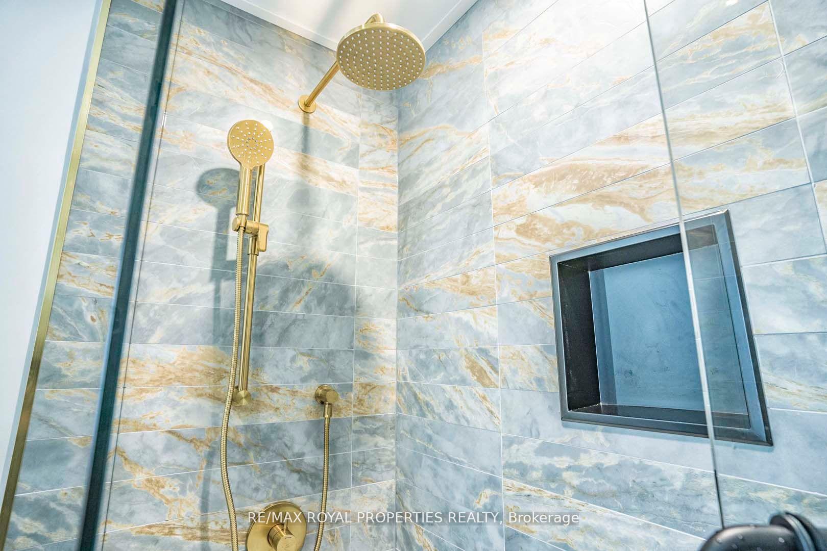 3 Bedrooms Condo at 38 Lee Centre,  Toronto For sale