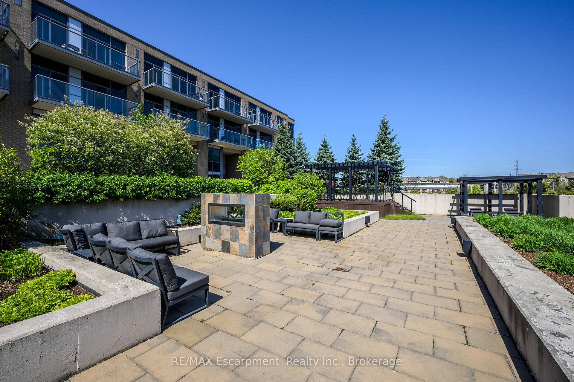 2 Bedrooms Condo at 1940 Ironstone, Burlington For sale