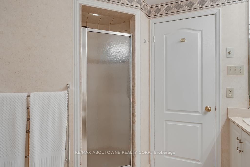 2 Bedrooms Condo at 1903 Pilgrims, Oakville For sale