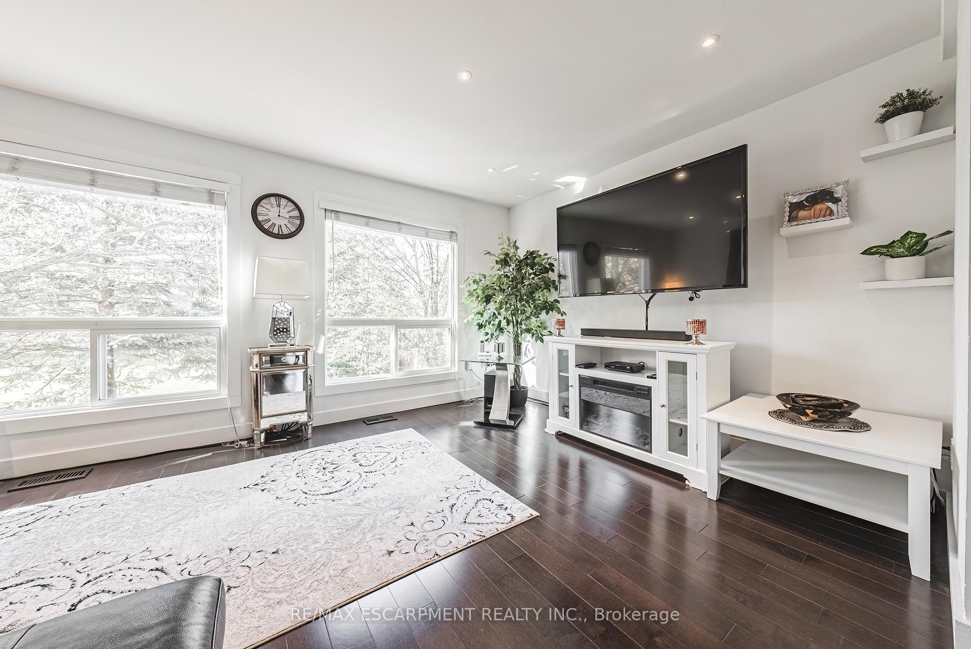 3 Bedrooms Condo at 1155 Paramount, Hamilton For sale
